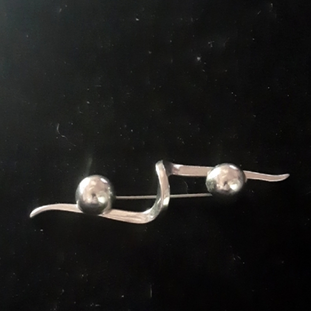 Elegant Silver Tone Brooch (Monet)